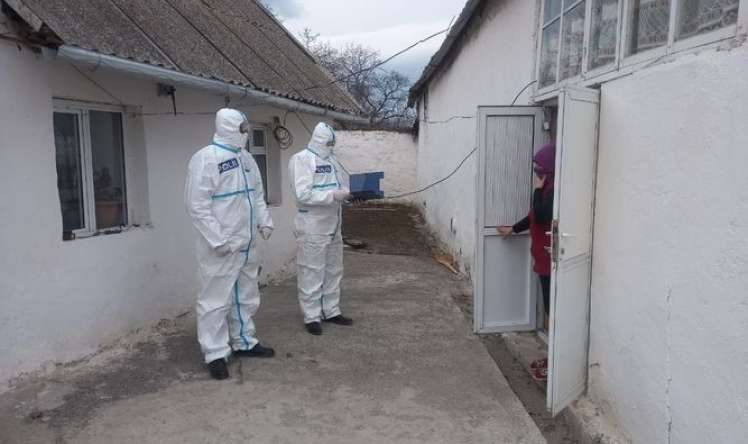 Polis koronavirus xəstələrini ziyarət etdi -  FOTO 