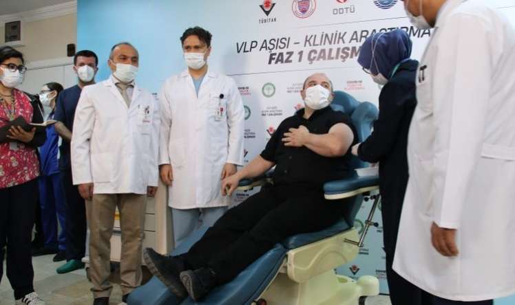 Nazir könüllü olaraq yerli vaksin vurdurdu -  FOTO