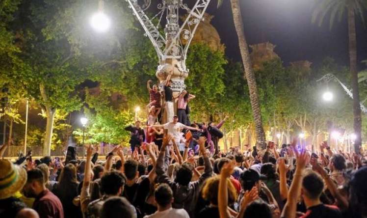İnsanlar artıq maskasız, sosial məsafə gözləmədən küçədədirlər -  FOTOLAR