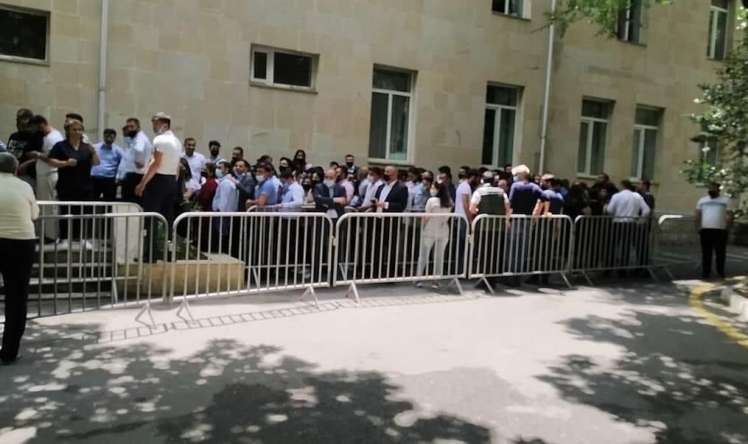 Nazirlikdən poliklinikalardakı sıxlıqla bağlı açıqlama:  "Problemlər yaranır"