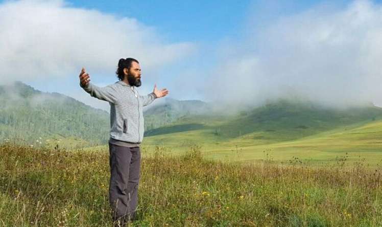 Yeməkdən imtina edib, ancaq çay içən kişi necə dəyişdi  – “Alnım böyüyüb, gözüm açılıb”