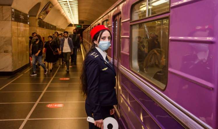 Polis metroda tibbi maskaya görə reydləri gücləndirdi 