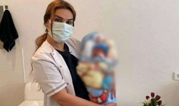 Bakıda xəstəxanada hamilə öldü:  Yaxınları ginekoloqu döydü