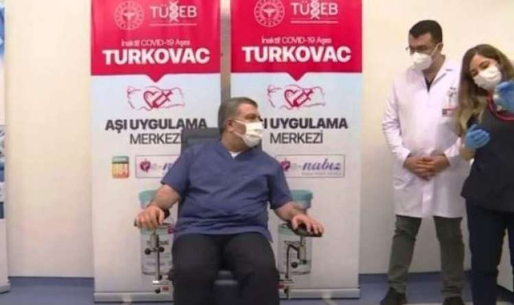 Türkiyənin səhiyyə naziri öz peyvəndlərini vurdurdu 
