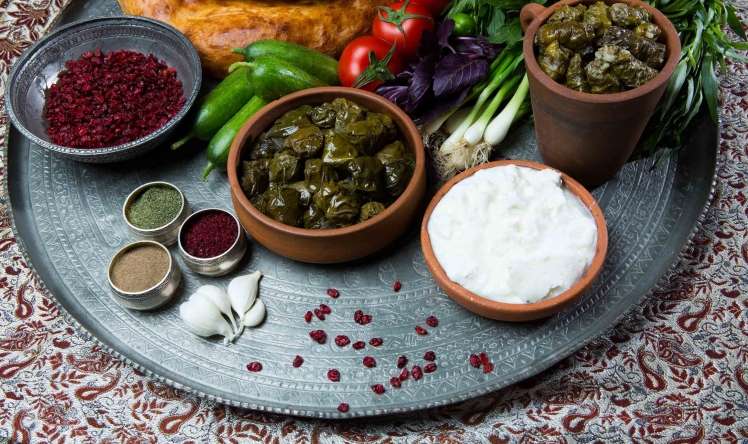 Dolma ilə qatıq yemək olar, yoxsa yox? 