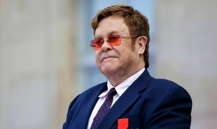 Elton Con koronavirusa yoluxdu 