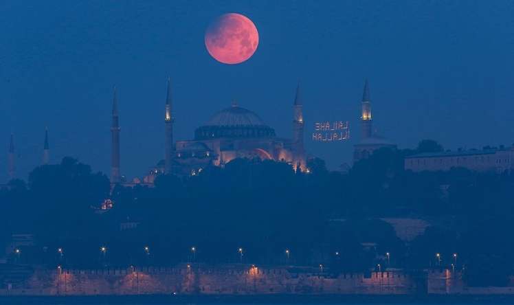 “Qanlı Ay” tutulması belə göründü  – FOTOLAR