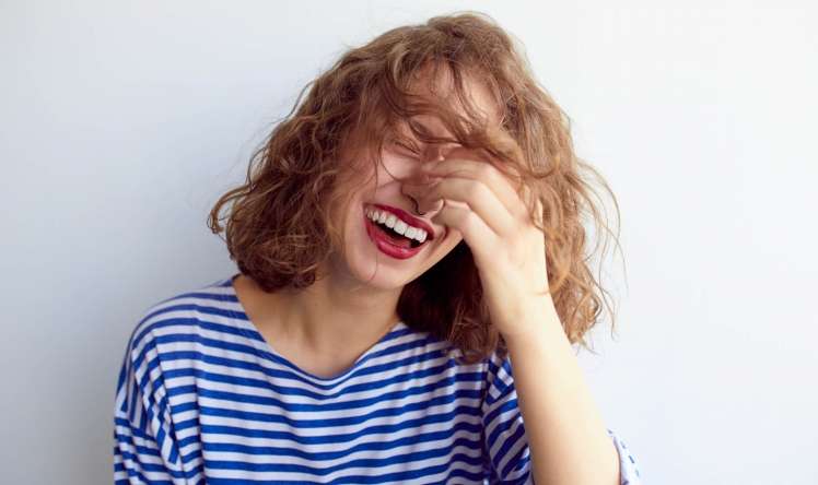 27 yaşlı qız gülməkdən ölüm həddinə çatdı 
