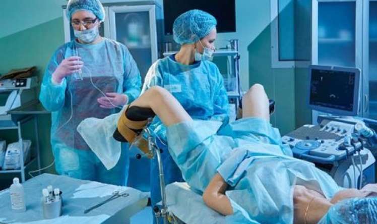 23 yaşlı qız süni mayalanma zamanı öldü 