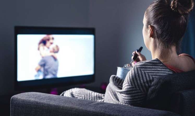 Televizora çox baxmaq xroniki ağrıları artırır  – Alimlər