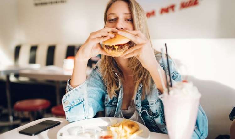 Niyə fast-food yeyəndən  sonra mədə ağrıyır?  