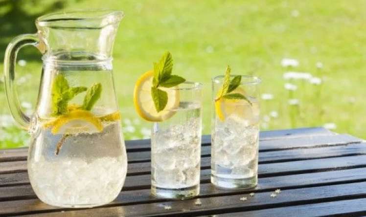 Limonlu suyu belə içmək olmaz! –  4 mənfi təsiri