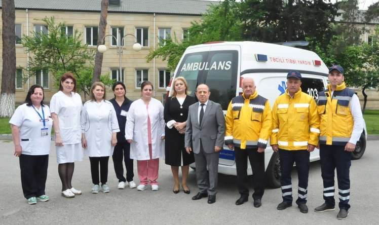 Ambulansda doğuşu qəbul edən   tibb işçiləri təltif edildi