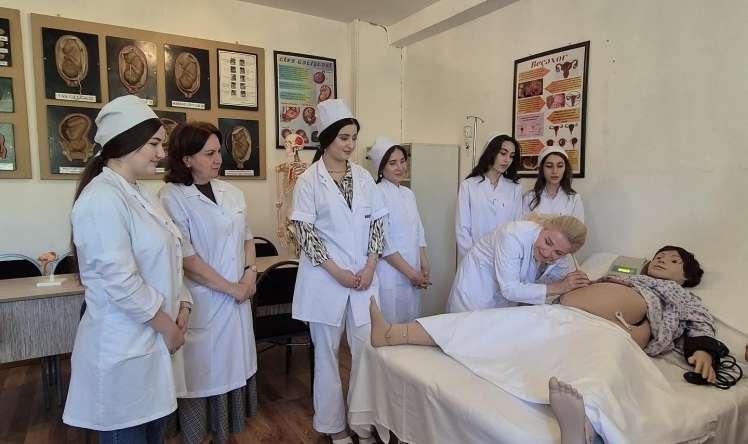 Tibb kollecində robot üzərində   doğuş təqdim edildi