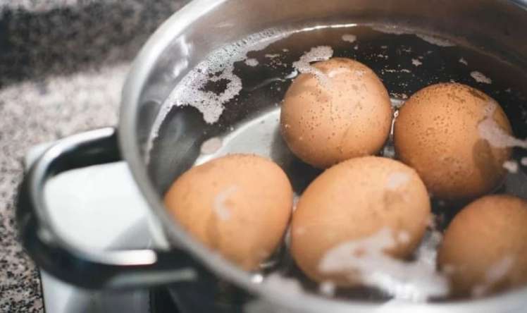 Yumurtaları qaynadarkən 1 qaşıq əlavə edin,  əsla çatlamayacaq