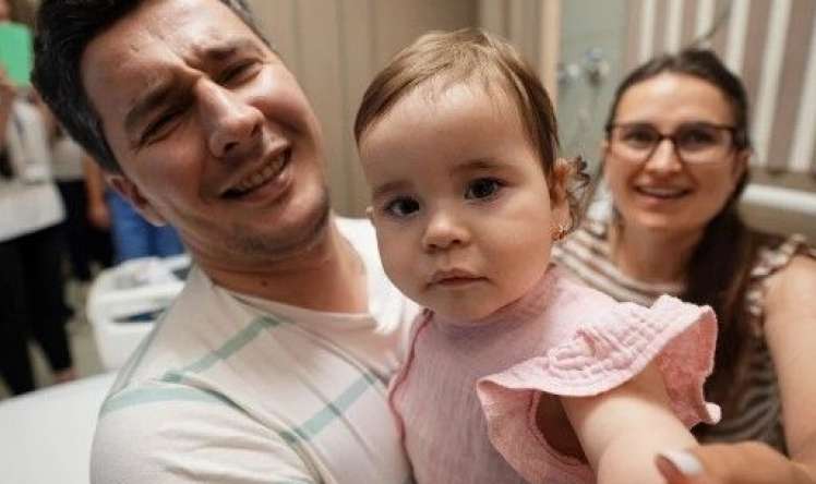 14 aylıq körpə ilk dəfə eşitməyə başladı: valideynləri göz yaşlarına boğuldu -  FOTOLAR