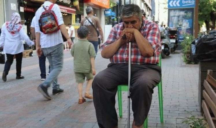 Hər kəs təəccüb içində: 36 ildir oturaraq yatan kişi -  FOTO