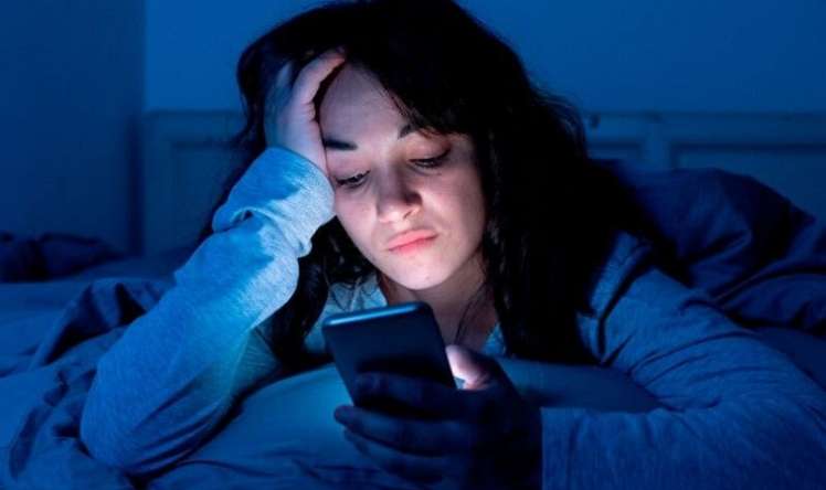 Gecə saatlarında telefondan istifadə dəri sağlamlığına  necə təsir edir?
