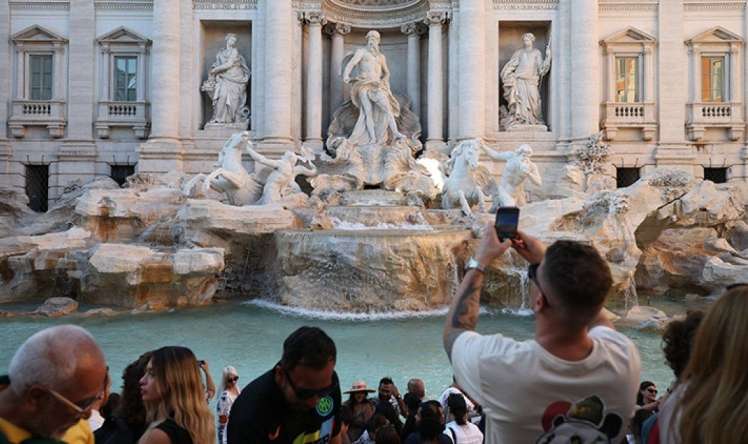 Sərxoş turistin Trevi fəvvarəsinə girişi ömürlük  qadağan edildi