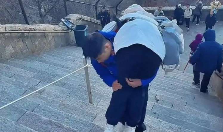 Qadınları belində daşıyaraq  71 min manat pul qazanır - FOTO