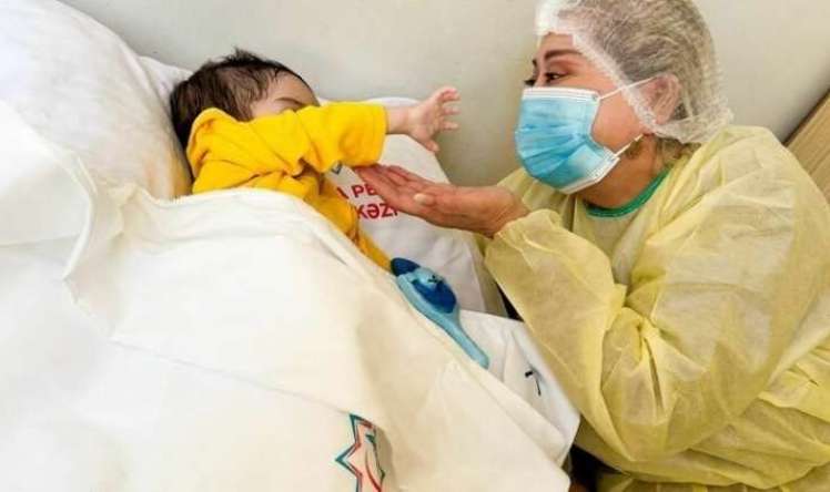 Tovuzda günlərlə ac qalan,  Bakıya gətirilən körpənin vəziyyəti ağırdır