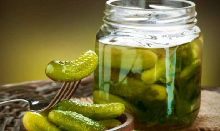 Turşu xiyarın suyunu içmək faydalı imiş 