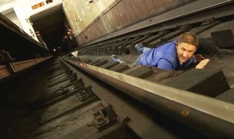 Metro relslərinə  yıxılanda sağ qalmaq mümkündürmü? 