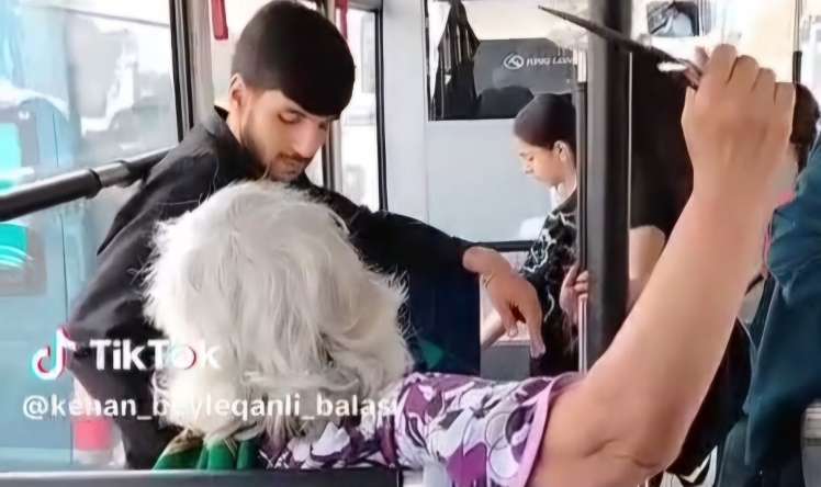 Avtobusda bıçaqla sərnişinləri hədələyən qadın saxlanıldı -  VİDEO
