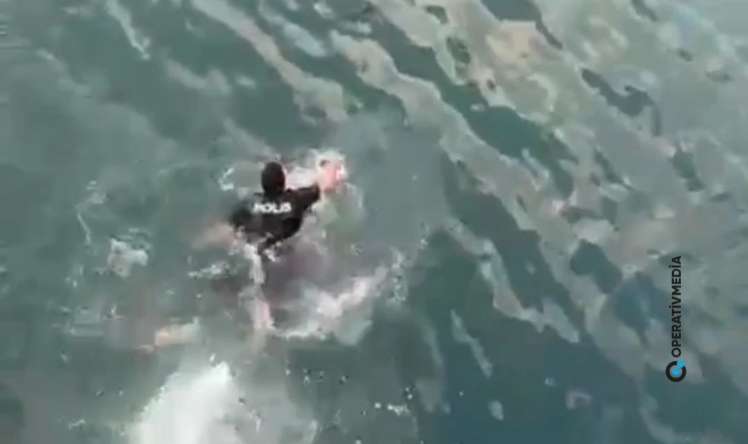Polis özünü dənizə ataraq qadını xilas etdi -  VİDEO