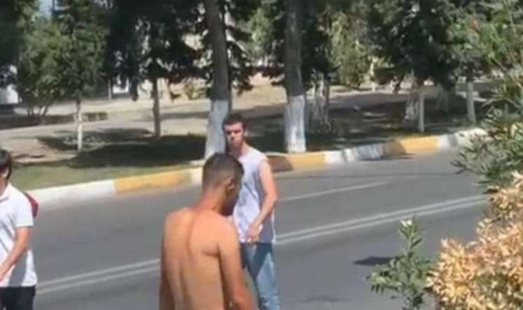 Bakıda lüt gəzən gənc saxlanıldı -  Əxlaqsız hərəkətlər edirdi