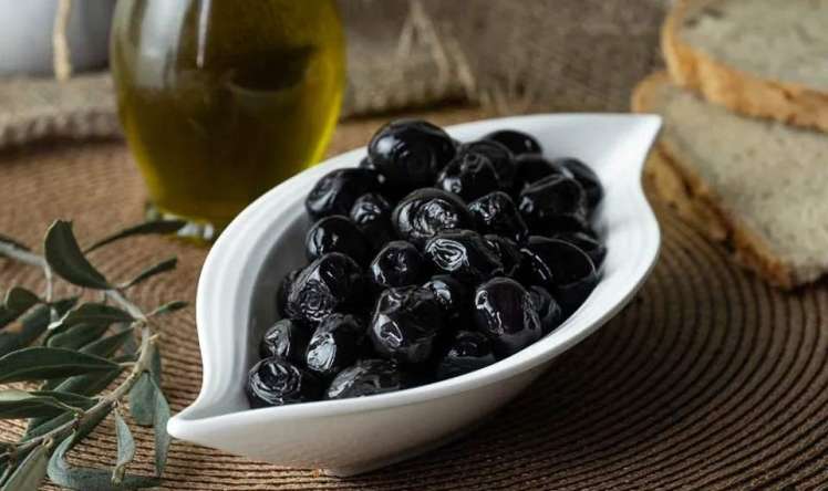 Marketlərdə satılan qara zeytun  barədə dəhşətlər