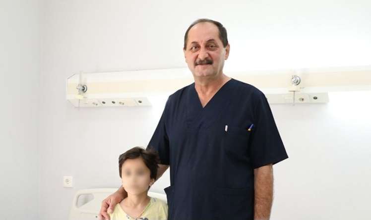 9 yaşlı qızın mədəsindən saç kütləsi çıxarıldı -  FOTO
