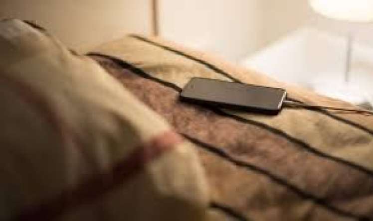 Yastığının altına telefon qoyanları   - nə gözləyir?