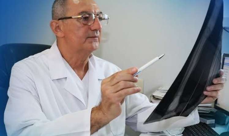 Gənclərdə və yaşlılarda diz ağrıları   - Həkimə nə vaxt getməli?