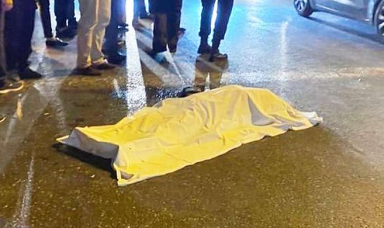 Avtomobil yolda uzanan kişinin üstündən keçdi 