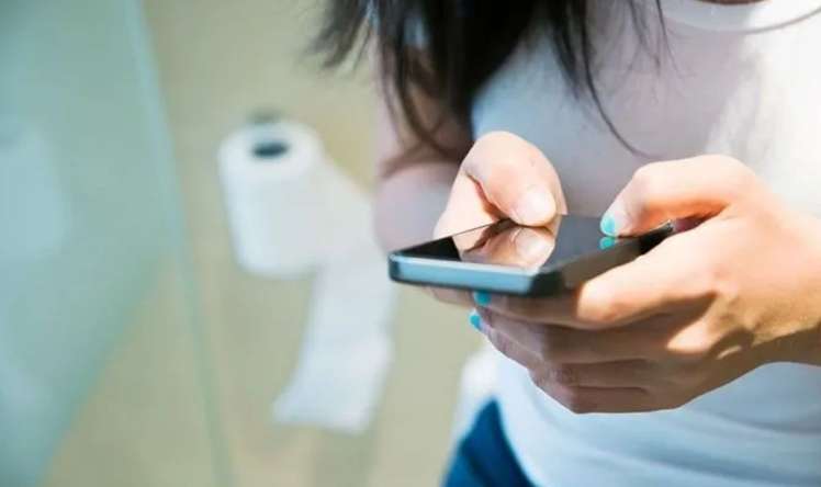 Tualetdə telefondan istifadə edənlərin nəzərinə! 