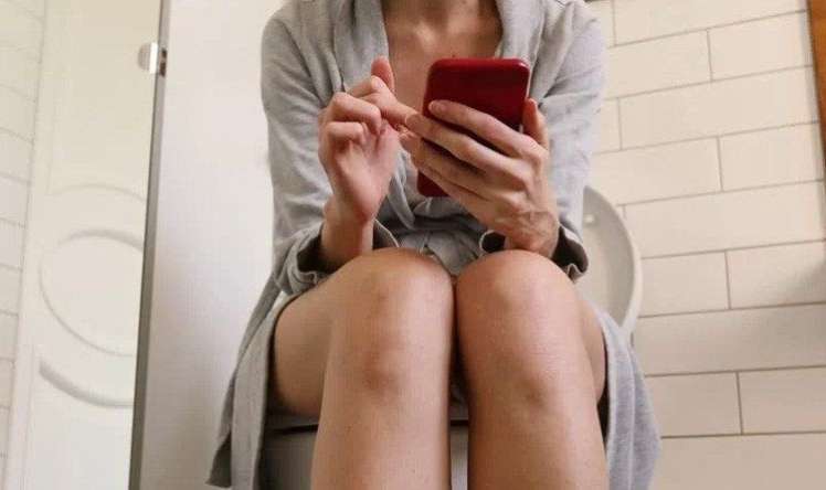 Tualetdə telefondan istifadə edənlərin nəzərinə! 