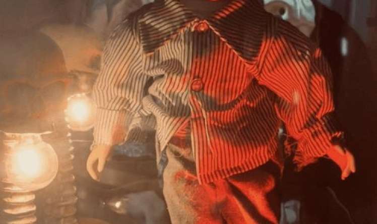 Lənətlənmiş  kuklanı şüşə altında saxlayırlar  