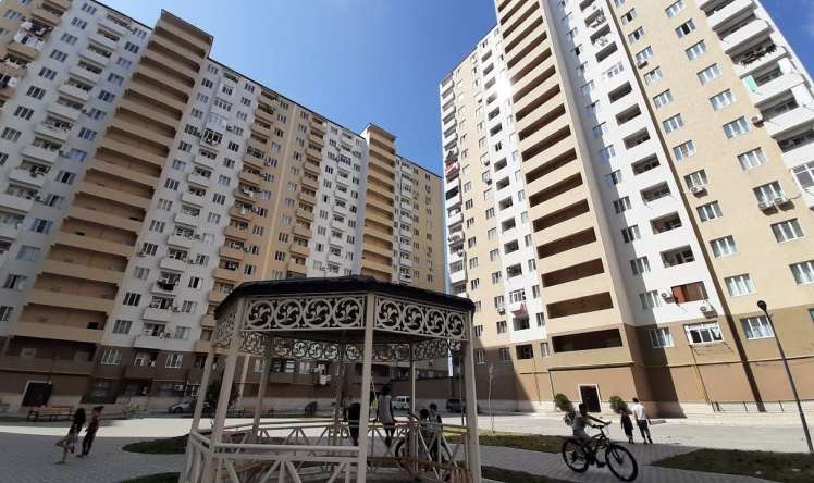 Xırdalanda 15 yaşlı yeniyetmə binadan yıxılıb öldü 