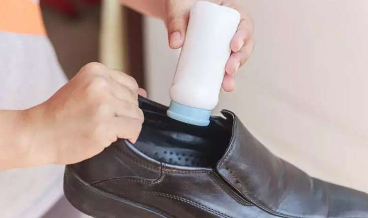 Ayaqqabının içərisinə duz səpin -  Səbəb