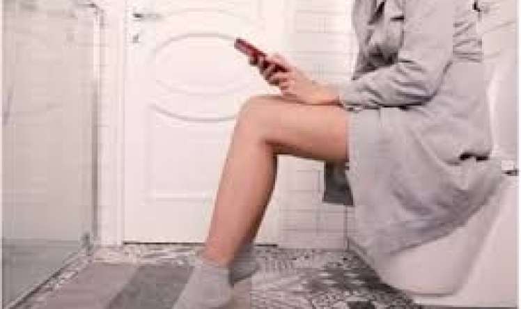 Uzun müddət tualetdə oturmaq  çat yaradır  