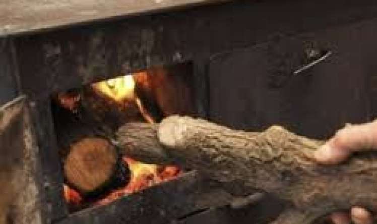 Sobanın üstünə yıxılan qadın öldü 