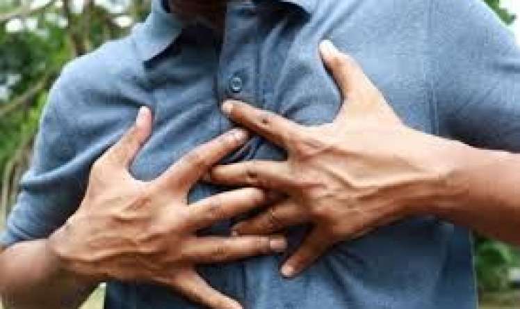 Xurma çəyirdəyi nəfəs borusuna düşən gənc öldü 