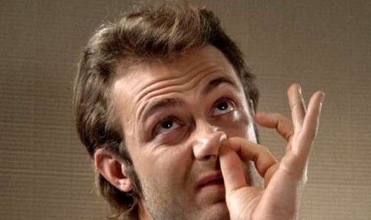 Burnunu çox eşələyənlər ağlını itirə bilər 