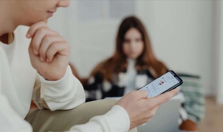 Ekran qarşısında keçirdiyiniz vaxt xəstəliyə səbəb olur -  Texno boyun sindromu nədir?