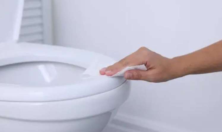 Unitaz qapağını tualet kağızı ilə silmək olmaz:  Xəbərdarlıq