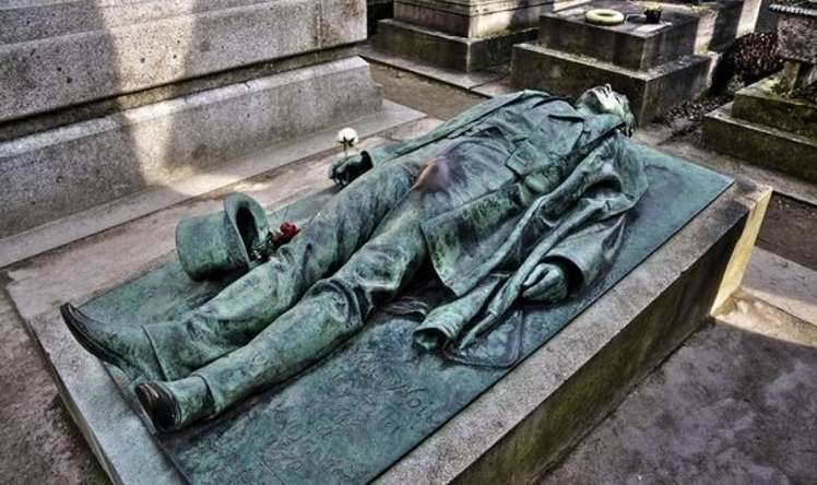 Hamilə buraxan heykəl:  Viktor Noir