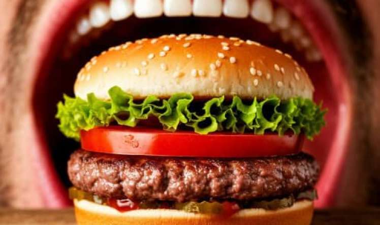 Hamburgeri bütöv udan kişi xəstəxanaya düşdü 