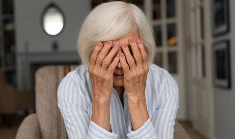 Evdə altsheymer xəstəsi varsa, böyük güzgüləri yığışdırın -  Həkimdən xəbərdarlıq