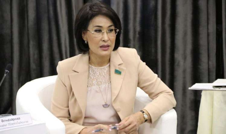 Səhiyyə naziri təyyarədə tibbi yardım göstərdi 